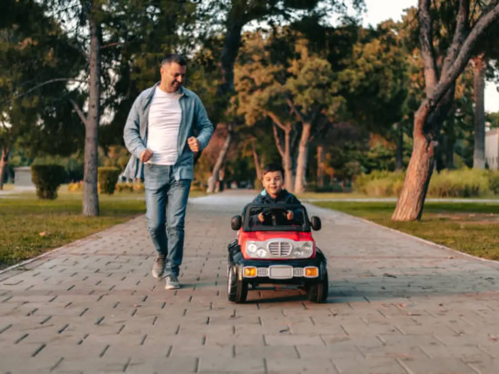un enfant joue à monter sur une voiture