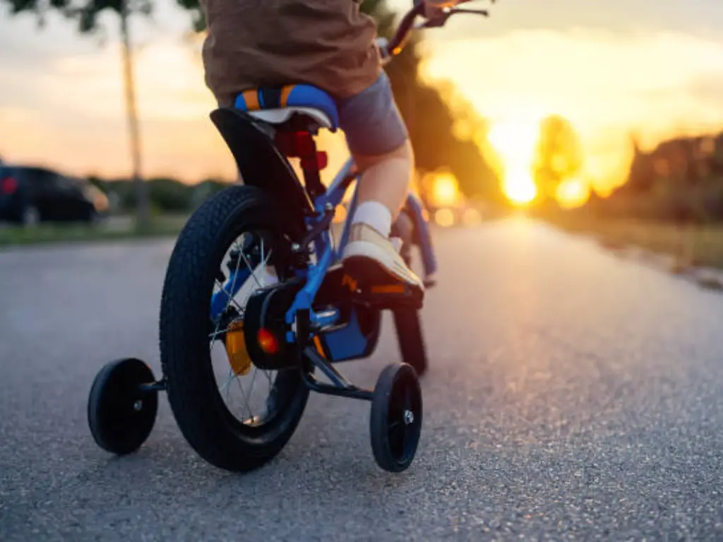 bicicleta infantil tradicional con ruedines